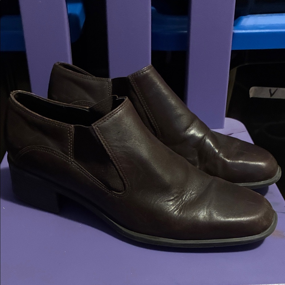Women's Brown Leather Low Heel Loafers - Picture 3 of 3